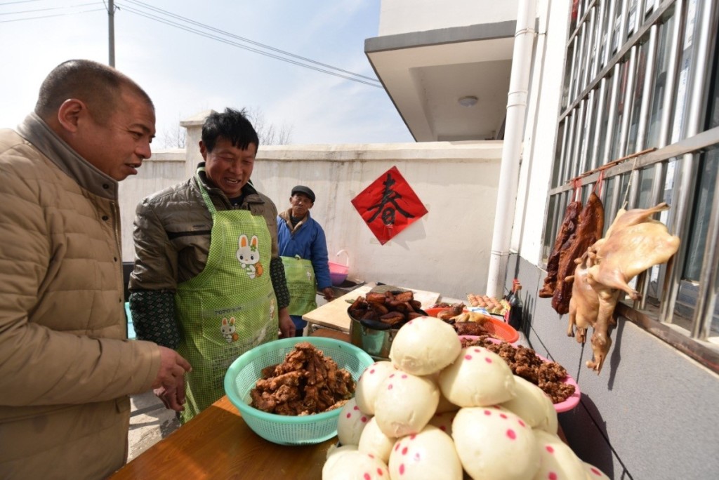 No Ano Novo Chinês de 2018, os aldeões de um município de Anhui preparam a refeição para a ocasião festiva. Todos os seus habitantes foram trasladados, abrangendo um total de 101 casas com 445 pessoas. Atualmente, metade das famílias pobres ali residentes saíram da pobreza