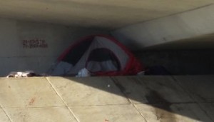 Tenda de um sem-abrigo debaixo de uma ponte no Leste de Memphis. 6 de Janeiro de 2013 / Foto: Thomas R Machnitzki-CC BY 3.0