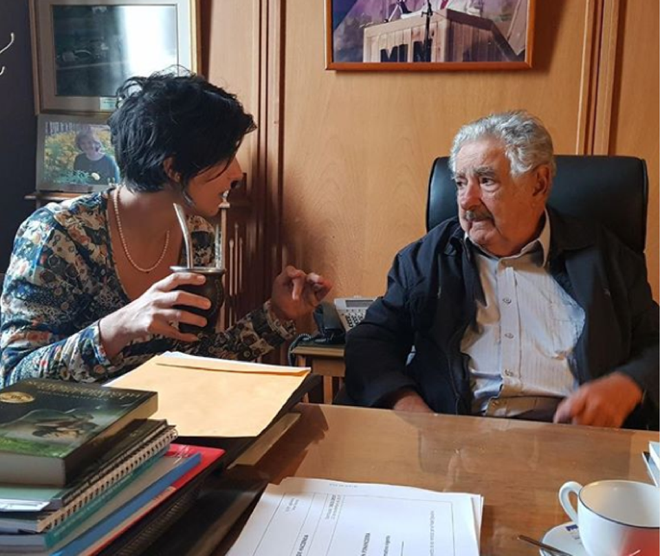 Manuela e Mujica debateram a conjuntura latino-americana tomando chimarrão, a bebida do Sul do Brasil, do Uruguai e da Argentina / Foto: Cristina Ely