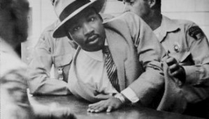 Martin Luther King sendo algemado pela polícia em Montgomery (Alabama), por "vadiagem", em 1958 / Foto: Associated Press-Domínio público