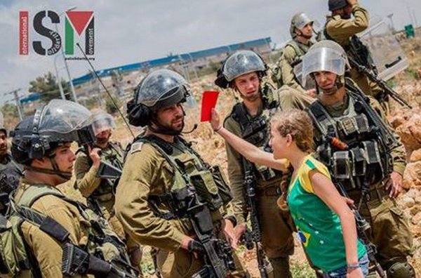 A jovem Ahed Tamimi, presa em 2017, dá o cartão vermelho à ocupação israelense, em Nabih Saleh / Foto: International Solidarity Movement.