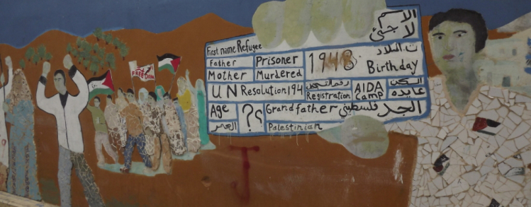 No campo de refugiados de Aida, na Cisjordânia, Palestina, o mural com o documento de identidade de refugiado e o apelo por liberdade / Foto: Moara Crivelente
