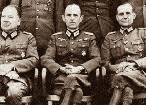 Stepan Bandera, ao centro, vestindo o uniforme do exército nazista